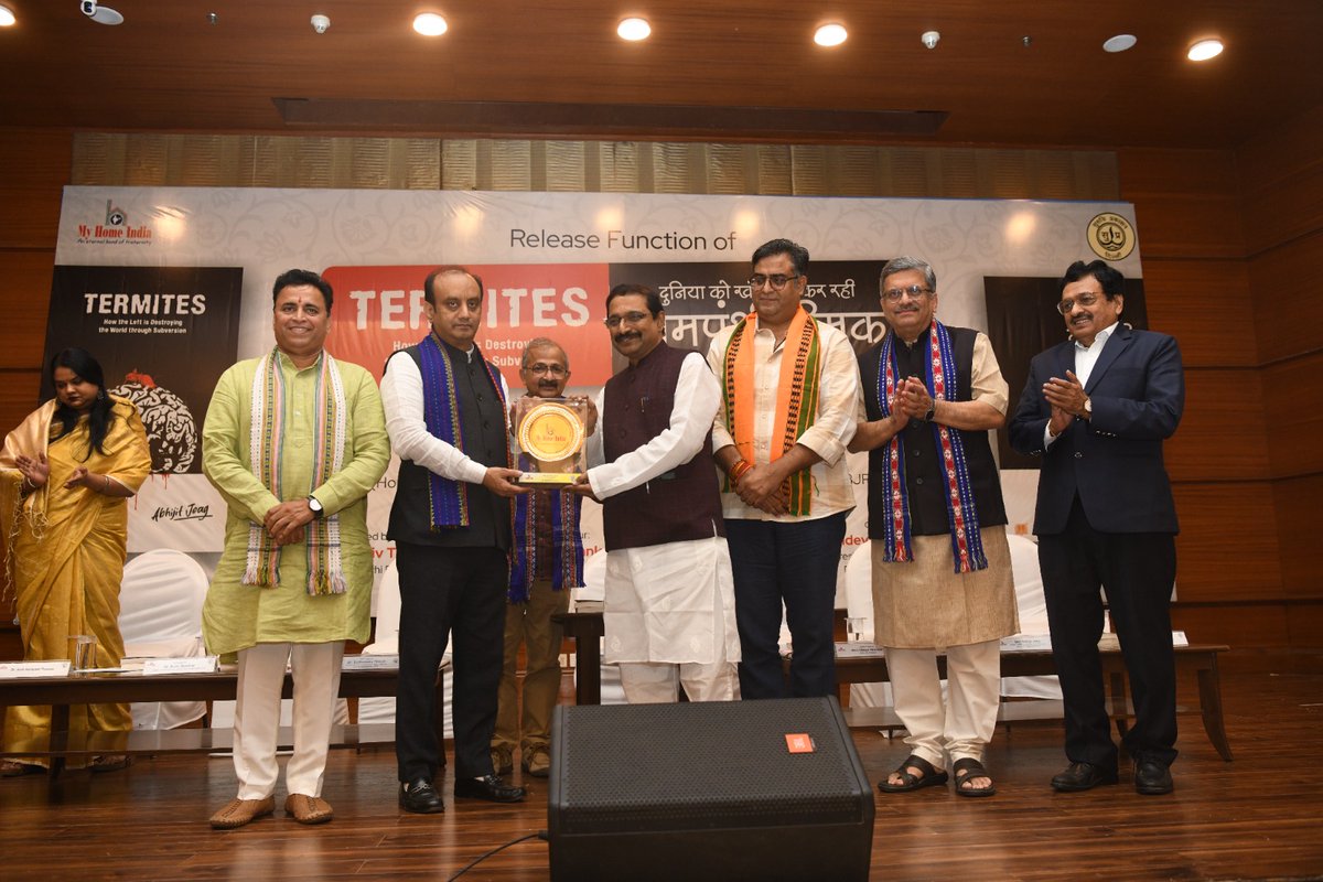 शनिवार शाम को <a href="/MyHomeIndia/">My Home India</a> द्वारा पत्रकारिता एवं शिक्षा के क्षेत्र में उत्कृष्ट योगदान के लिए राज्यसभा सांसद <a href="/SudhanshuTrived/">Dr. Sudhanshu Trivedi</a> द्वारा सम्मानित। साथ में संस्थापक <a href="/Sunil_Deodhar/">Sunil Deodhar</a> , वरिष्ठ पत्रकार <a href="/hiteshshankar/">Hitesh Shankar</a>, विचारक और प्रकाशक <a href="/rajivtuli69/">rajiv tuli</a> उपस्थित रहे।
<a href="/rammadhav_/">Ram Madhav</a> <a href="/SunilAmbekarM/">Sunil Ambekar</a>