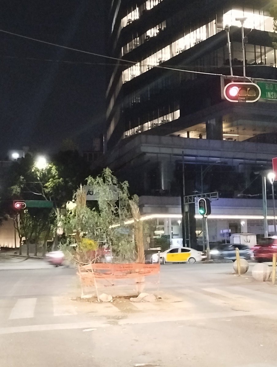 En la esquina de Copilco e Insurgentes en la col. Copilco el bajo parece que están reforestando en los baches. No sé si reír o llorar. <a href="/TQuieroCoyoacan/">Te Quiero Coyoacán</a> <a href="/Alcaldia_Coy/">Alcaldía de Coyoacán</a> <a href="/SSC_CDMX/">SSC CDMX</a> <a href="/C5_CDMX/">C5 CDMX</a> <a href="/SOBSECDMX/">Secretaría de Obras y Servicios CDMX</a> <a href="/PROFEPA_Mx/">PROFEPA</a>
