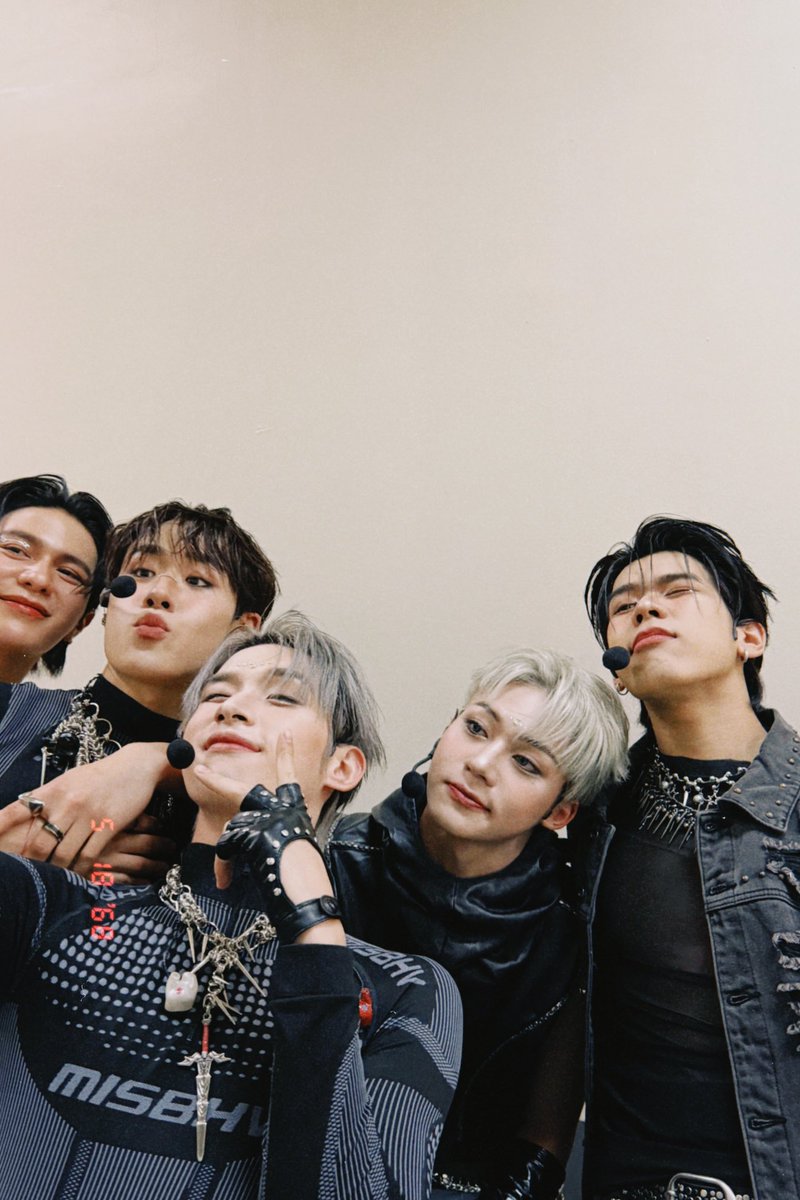 hxngchi's tweet photo. — @danjesdda @thanatly @nutfdan @nnutdaen @nnutdan_ @ilegolykn @legolykn_ @notlxgo @Wiliamjkp @williarnjkp @imjakrapatr @tuiichayatorn @m_tuiii @tuichaya https://t.co/OlLLfdSJWd