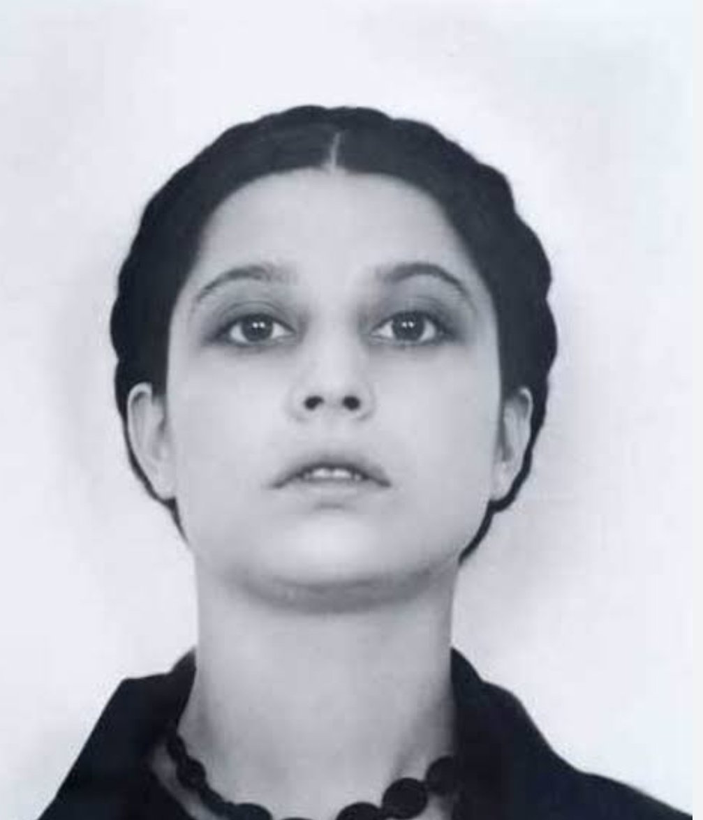 FilosofaRe40833's tweet image. Isabel "Chabela" Villaseñor, olvidada artista polifacética nació el 18 de mayo de 1909 fue grabadora, pintora, muralista, escritora, recopiladora e intérprete de música popular, compuso corridos, guionista y actriz.
#chabela #pintora #compositing #México #artistamexicano #bio