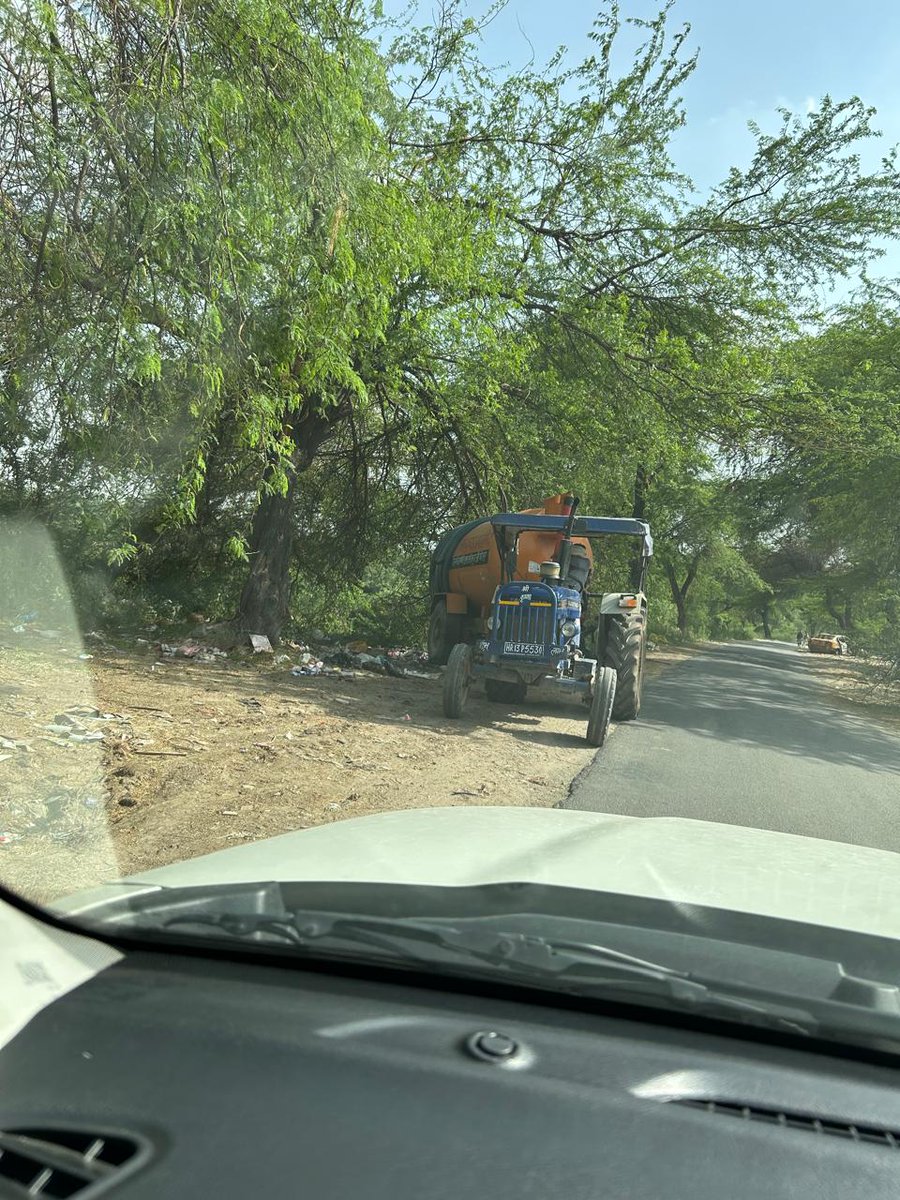 Amresh_kumarIND's tweet image. Despite cleanup efforts, sewage is being dumped into the Sahibi River near Samta Enclave, Dwarka Sec-19. Please take strict action to stop this.

Dumping sewage into the Sahibi River is harmful and demoralizing. It’s our duty to protect it from further.