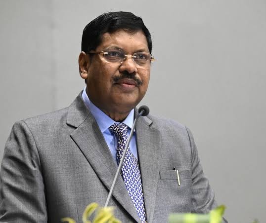 NailuUnions's tweet image. Justice Gavai, on his first official visit to Maharashtra after being appointed as the 52nd CJI, received no official welcome-neither the CS, DGP, nor Mumbai CP were present.
A serious lapse in protocol? Or deliberate disregard?
#CJIJusticeGavai #Maharashtra #ProtocolMatters