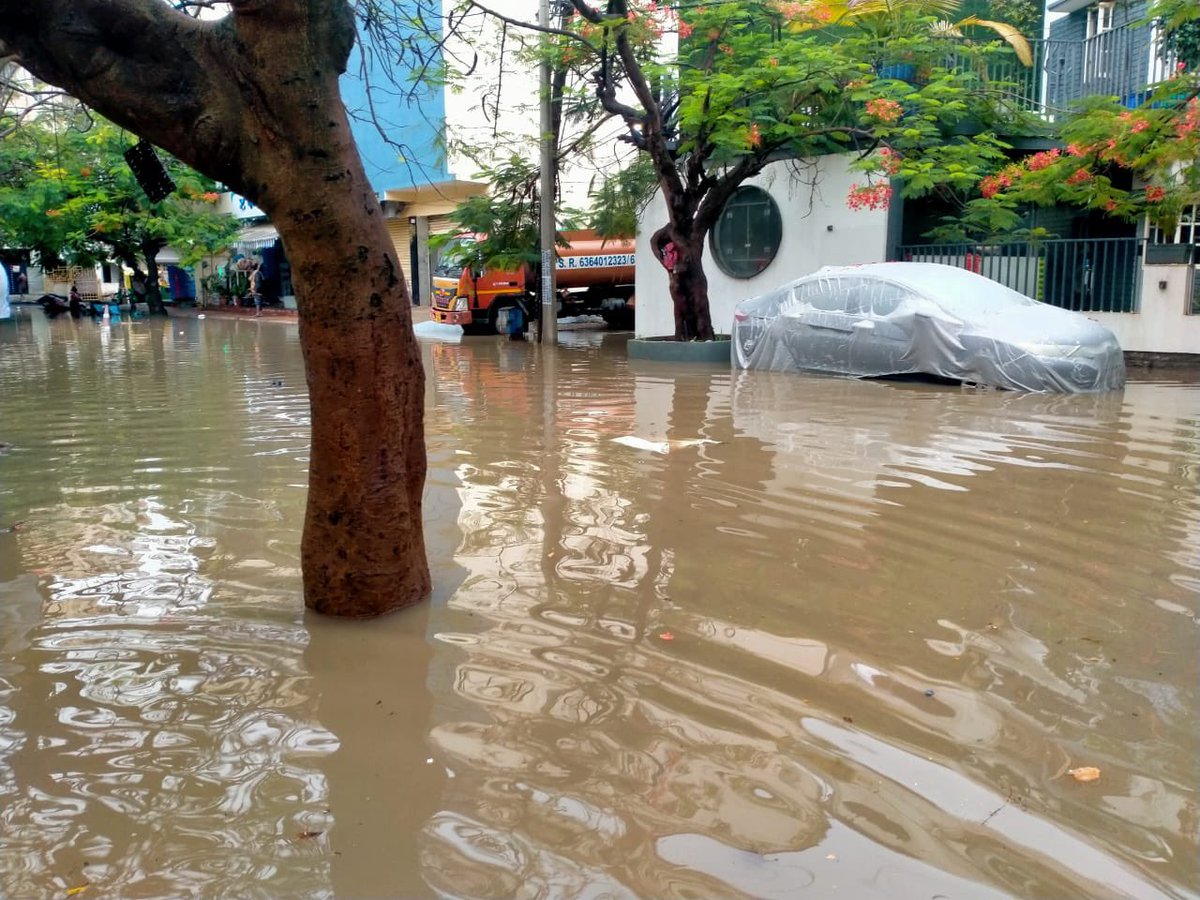 TOIBengaluru's tweet image. #BengaluruRains: S T Bed area in Koramangala 4th Block, which is part of the startup hub, was flooded.

Why isn’t DyCM &amp;amp; Bengaluru Development minister D K Shivakumar doing anything? What happened to all #BrandBengaluru suggestions he got?  — ask miffed residents.