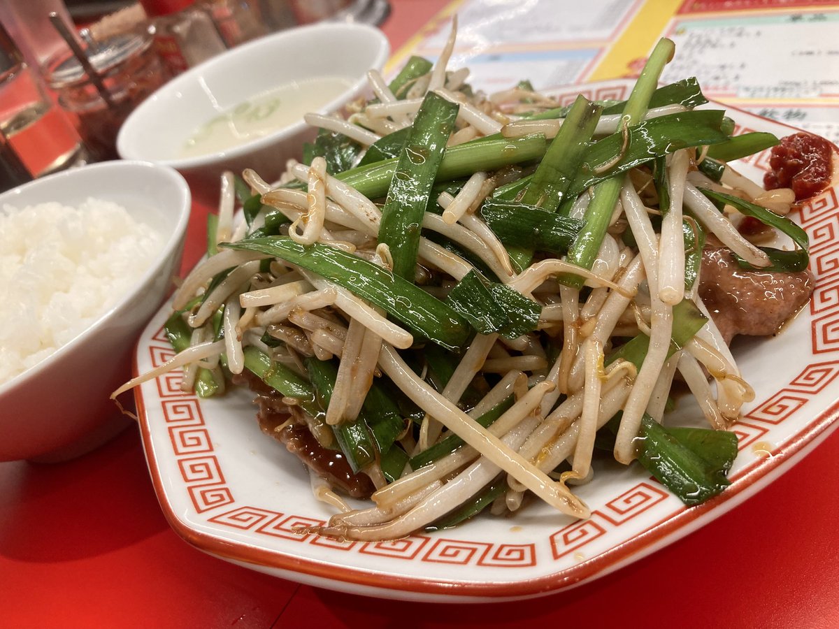神保町ランチ難民に告ぐ！レバニラ中華 満腹「レバニラ定食（1100円）」はニラとモヤシをめくってみたらおっきなレバーがゴロゴロ登場だよ！レバーを持ち上げるとツヤツヤのプリプリで食べ応えバツグンだよ！ごはんによく合う味付けでパクパクいけちゃうよ！#神保町ランチ 難民の救世主たらんことを！