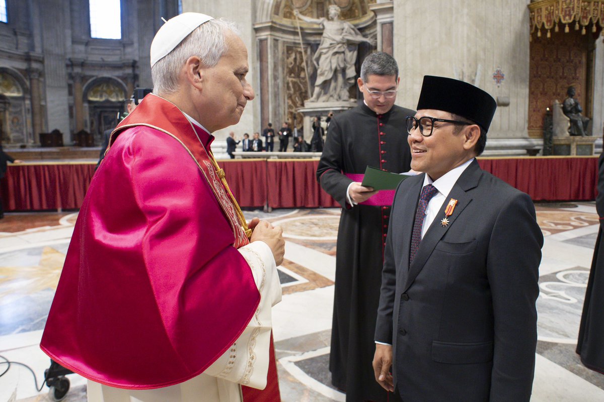 cakimiNOW's tweet photo. Ensiklik bersejarah Rerum Novarum yang jadi rujukan Sri Paus memilih nama Leo XIV, adalah ketajaman pikiran beliau melihat tantangan kondisi global hari ini: industrialisasi yang menyisakan ketimpangan sosial. 

Itu sejalan dengan paradigma baru pemerintahan ini: pemberdayaan langsung oleh negara untuk penghapusan kemiskinan ekstrem dan kesejahteraan umum. 

Sekali lagi, selamat berkarya sosial Sri Paus Leo XIV.

credit photo : 
©️ Vatican Media