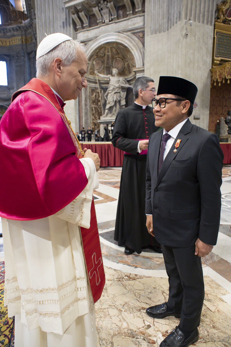 cakimiNOW's tweet photo. Ensiklik bersejarah Rerum Novarum yang jadi rujukan Sri Paus memilih nama Leo XIV, adalah ketajaman pikiran beliau melihat tantangan kondisi global hari ini: industrialisasi yang menyisakan ketimpangan sosial. 

Itu sejalan dengan paradigma baru pemerintahan ini: pemberdayaan langsung oleh negara untuk penghapusan kemiskinan ekstrem dan kesejahteraan umum. 

Sekali lagi, selamat berkarya sosial Sri Paus Leo XIV.

credit photo : 
©️ Vatican Media