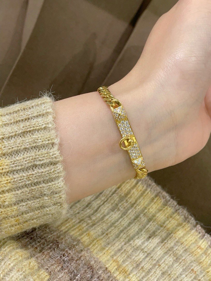 fishhappybyself's tweet image. 一眼相中的爱马仕手链💓
时髦精必备～
金重：20.3g↔️

 #黄金 #手链 #黄金手链