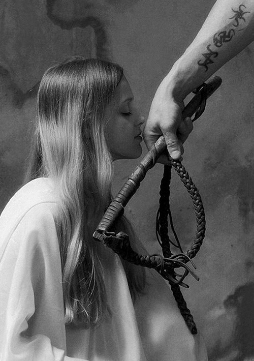 Hermosa, obediente, feliz y en paz.