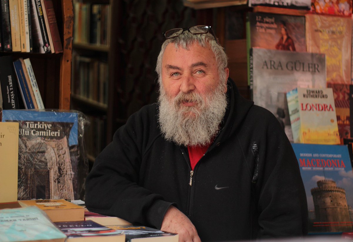 yirmili yaşlarımın hemen başlarında kurmaya başladığım kitaplığın mimarlarından biriydi lütfü abi, namıdiğer sakallı lütfü. küçücük dükkanı ile tezgahı arasında içilen sayısız tütün ve çay. ruhsuz kadıköy’ün ruhu idi. allah rahmet eylesin. mekanın cennet olsun.