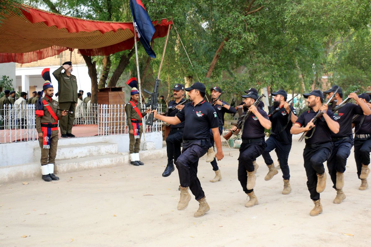 NankanaPolice's tweet photo. ڈی پی او ننکانہ کی ہدایت پر ڈسٹرکٹ پولیس لائن ننکانہ میں جنرل پریڈ کا انعقاد۔ ڈی ایس پی ہیڈ کوارٹر نصراللّہ بھٹی نے جنرل پریڈ میں سلامی لی۔ پریڈ کا معائنہ کیا، پولیس افسران و جوانوں کا ٹرن آؤٹ چیک کیا۔

#PunjabPolice #nankanapolice #dponankana #generalprade https://t.co/n1ywmkT5pv