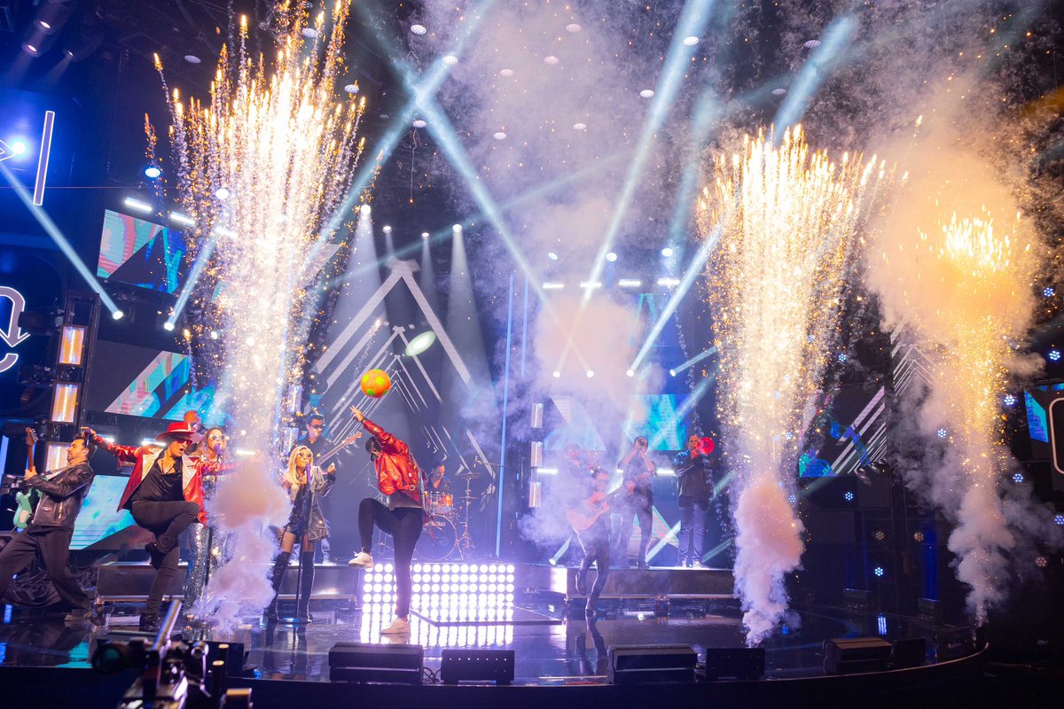 Algo nunca antes visto!!!! <a href="/RafaMarquezMX/">Rafa Marquez</a> toma el micrófono para cantar “Chica de Humo” junto a su compa <a href="/EmmanuelOficial/">Emmanuel</a> 
La química entre ellos ilumina el escenario en #JuegoDeVoces en esta GRAN FINAL.