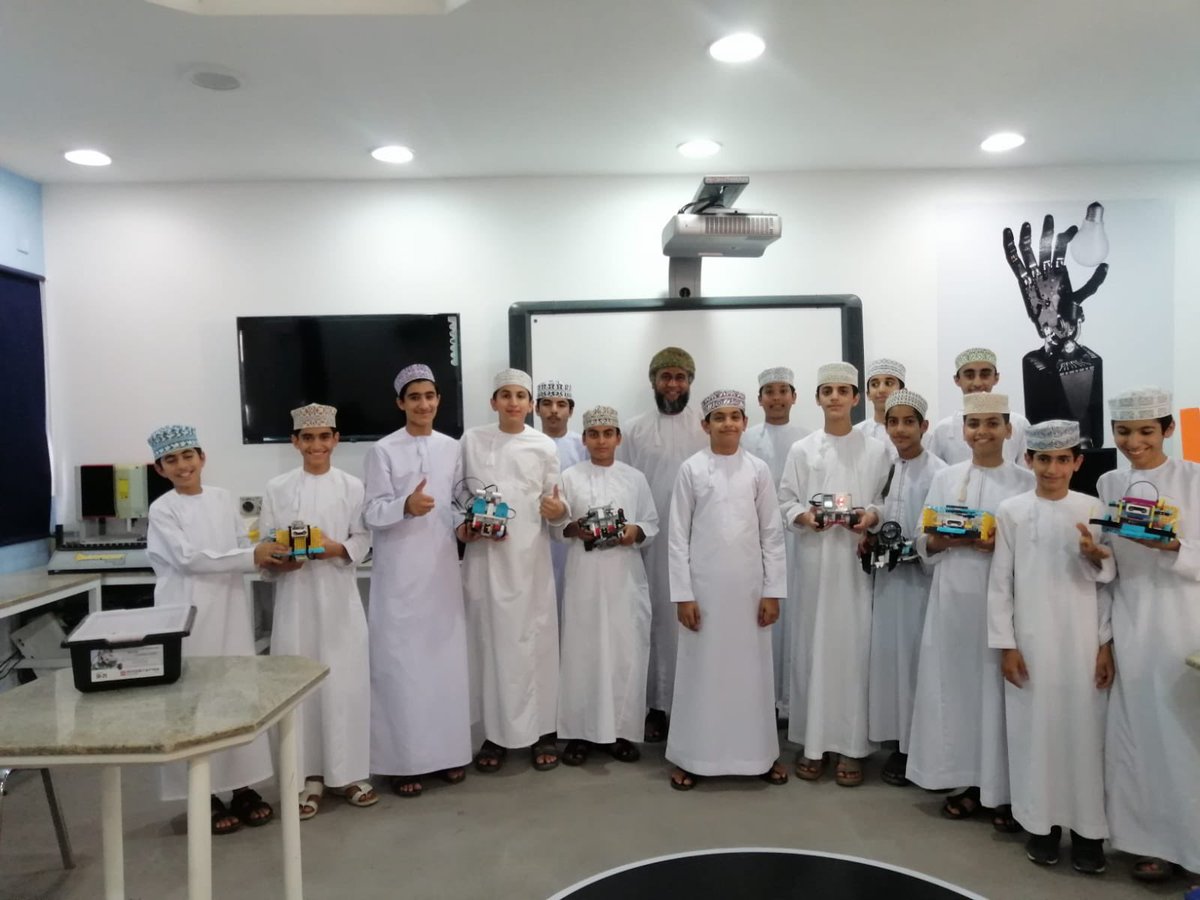 #كرم الاستاذ يوسف الحنظلي مشرف فريق الروبوت الطلبة المشاركين في مسابقات وورش التدريب
<a href="/EduGovMct/">تعليمية مسقط</a> 
<a href="/eso_seeb/">الحساب مغلق</a>
