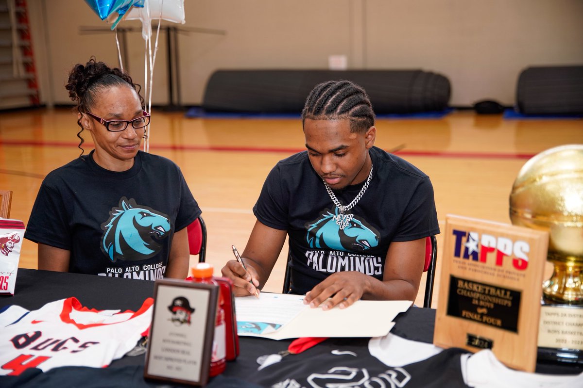 Coach Derek Martin (@coachdmart21) on Twitter photo Signing Day at OC on Saturday! So proud of these guys!
<a href="/DerrickKirksJr/">Derrick Kirks Jr</a> - Nelson University
<a href="/RoderickDoz1/">Roderick Dozier Jr.</a> - Coastal Bend College
<a href="/jarrius5smith/">Jarrius Smith</a> - Mountain View College
<a href="/LonndonBeal_/">lonndon beal</a> - Palo Alto College
Go and be great fellas! I’m always here for you! 🏀🏴☠️ Signing Day at OC on Saturday! So proud of these guys!
<a href="/DerrickKirksJr/">Derrick Kirks Jr</a> - Nelson University
<a href="/RoderickDoz1/">Roderick Dozier Jr.</a> - Coastal Bend College
<a href="/jarrius5smith/">Jarrius Smith</a> - Mountain View College
<a href="/LonndonBeal_/">lonndon beal</a> - Palo Alto College
Go and be great fellas! I’m always here for you! 🏀🏴☠️