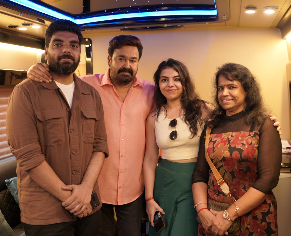 AkshayaPremnath's tweet photo. A moment etched in my soul - standing beside the legend who shaped our cinematic dreams. Forever a Lalettan fan. Some meetings aren't just memories, they're milestones. @Mohanlal  #mohanlal #lalettan #legend https://t.co/Yd8S0AVj8b