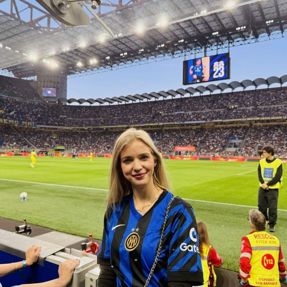 Gate_zh's tweet image. 最近全球目光聚焦的绿茵豪门是哪支？⚽

CGEO @laura_gateio 受邀助阵国米焦点战，
蓝黑军团同框+顶级礼遇，这才是朋友们相聚的正确打开方式！💙🖤

#GateioInter | #GatewayToChampionships | #ForzaInter