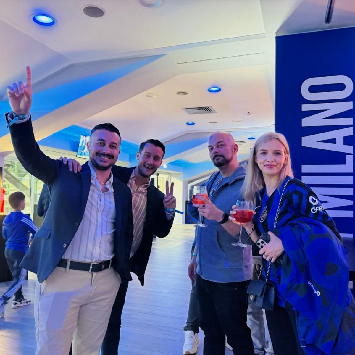 Gate's tweet image. Which football giant&apos;s stealing the show all across the world? ⚽ 

CGEO @laura_gateio was invited to cheer for Inter in a thrilling showdown.
United with Nerazzurri + first-class hospitality. The ultimate way to enjoy football with friends!💙🖤

#GateioInter |…