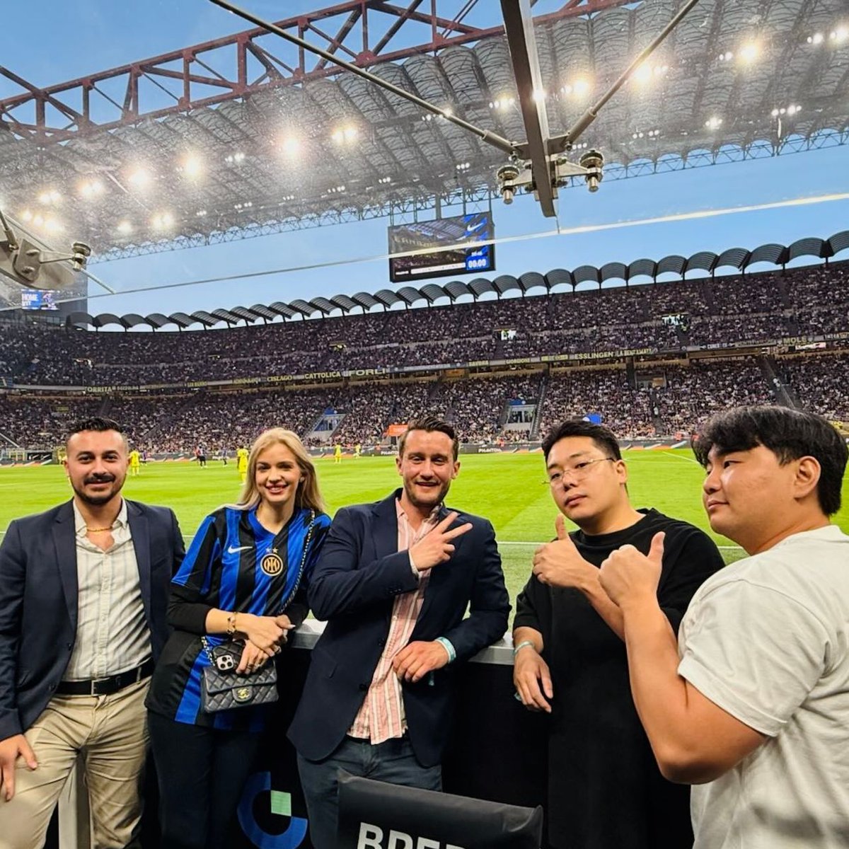 Gate's tweet image. Which football giant&apos;s stealing the show all across the world? ⚽ 

CGEO @laura_gateio was invited to cheer for Inter in a thrilling showdown.
United with Nerazzurri + first-class hospitality. The ultimate way to enjoy football with friends!💙🖤

#GateioInter |…