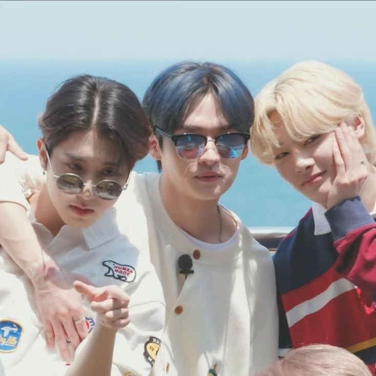 sólo en el papel || #minsung au 
 En donde Mnho, para ayudar a su amigo Jsng, decide casarse con este para que no le quiten la custodia de su hermano menor.