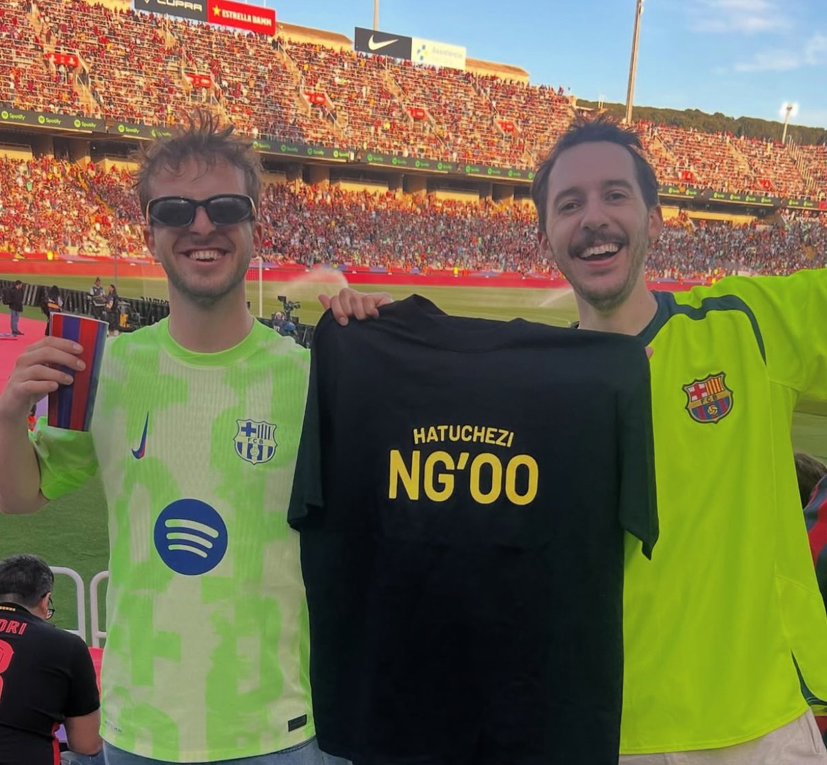 PlanetFutbal's tweet photo. HATUCHEZIIIII YA WANANCHI YAWAFIKIA BARCELONA..!!😃 https://t.co/ea8YHSX2w3