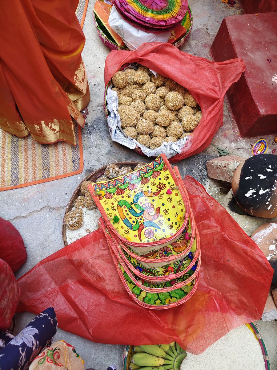 mithilakritihub's tweet photo. Thread Ceremomy (जेनऊ ) at Marukiya
Koniya with mithilaart.
#threadceremony #mithilaculture #maithil #koniya #mithilapainting #walldecoration #walldecor #wallpainting #wallart #artistsoninstagram #artlife #mithiladiaries #mithilanchal #darbhangaphotography #indianart #India https://t.co/EPgkrEJLqd