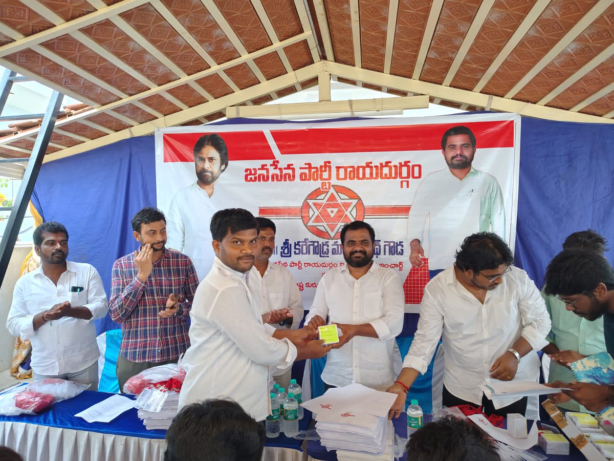 kVicky34236098's tweet photo. కార్యకర్త శ్రేయస్సే... జనసేన శ్రేయస్సు:- శ్రీ  పవన్ కళ్యాణ్ గారు
రాయదుర్గం నియోజకవర్గం పార్టీ క్రియాశీలక వాలంటీర్లకు కిట్లు పంపిణీ చేసిన నియోజకవర్గం ఇంచార్జ్ కురుబ కార్పొరేషన్ డైరెక్టర్   శ్రీ మంజునాథ్ గౌడ  గారు.
జనసేన పార్టీ క్రియాశీలక సభ్యుల కుటుంబానికి అండగా నిలిచిన అధ్యక్షులు https://t.co/vY8O3PrbjL