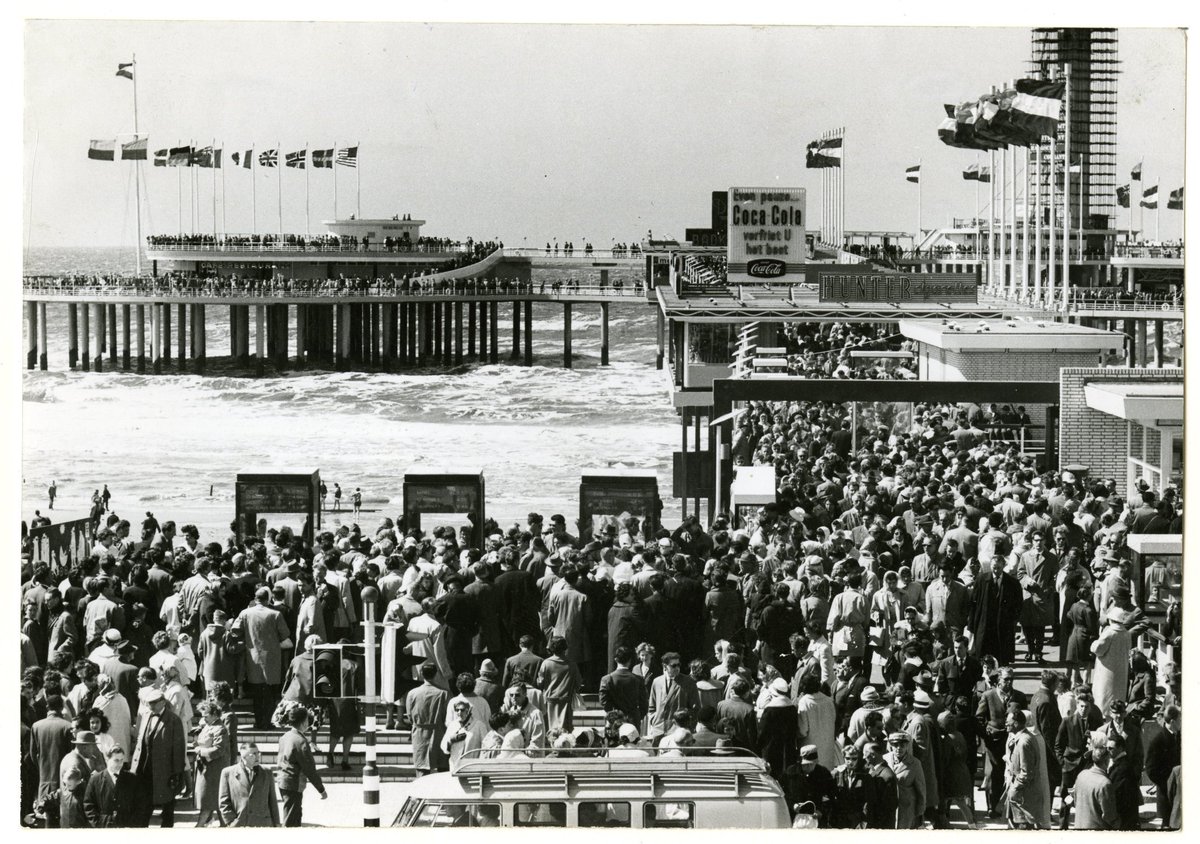 19 mei 1961, opening van de nieuwe pier in Scheveningen en massale belangstelling van het publiek op de openingsdag.
Fotograaf Stokvis,  collectie Haags Gemeentearchief