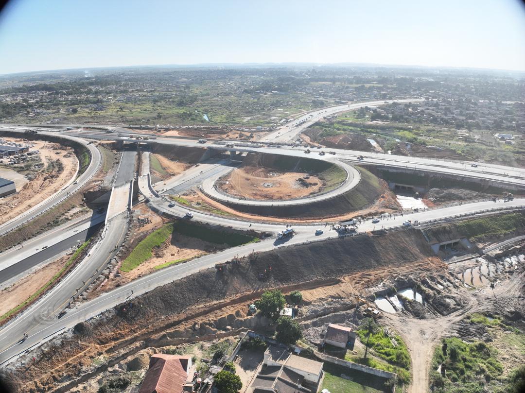Ma3280Madziwa's tweet photo. Chakanaka chakanaka mukaka haurungwe....

As  #Zimbos let's learn to give credit where it's due.... 
#We_TrustED  and 
#EDeliverED

It's #Trabablas time with #Trabablas_Interchange
Steering the country towards #vision2030 https://t.co/DRDjmKEjcS