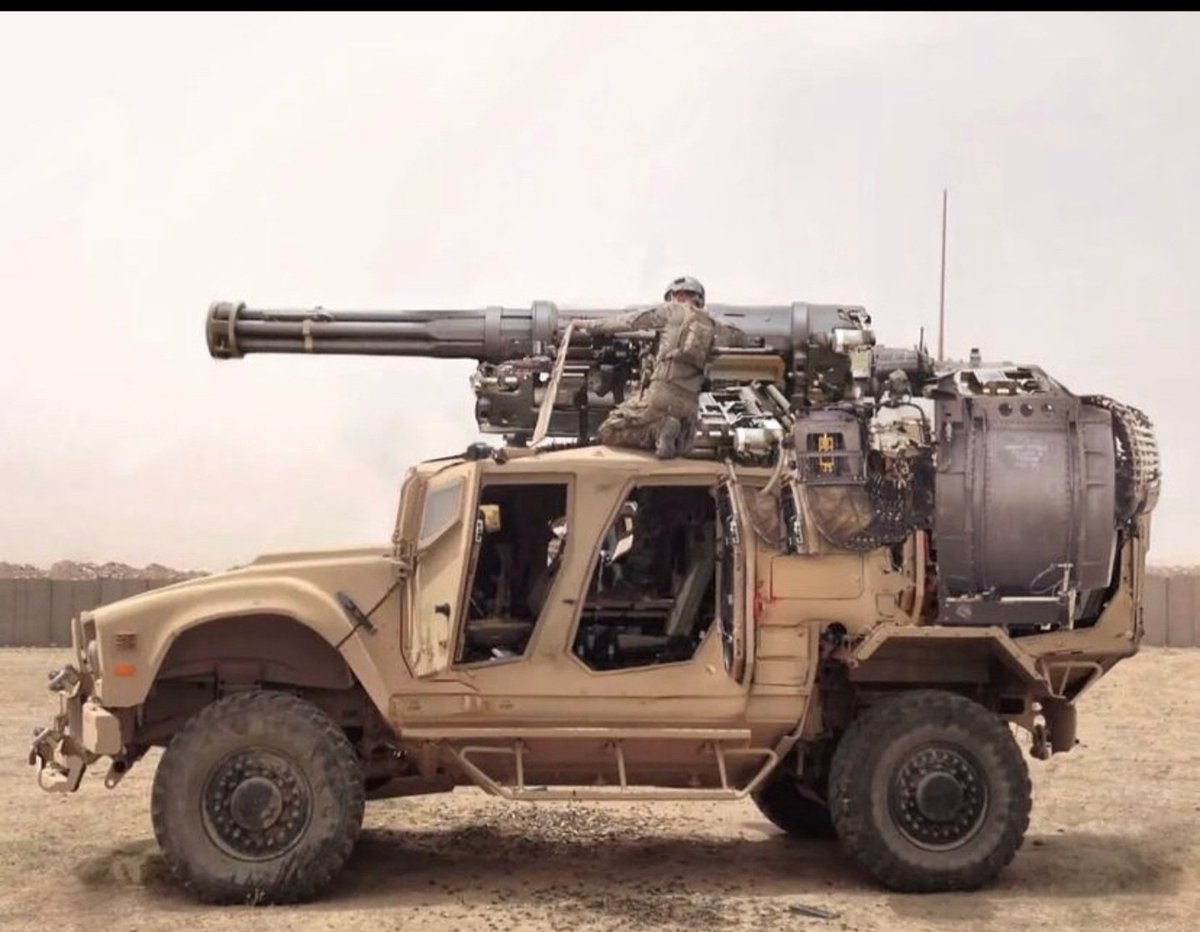 Pracki_Artur's tweet photo. Tak w wojsku rozwiązuje się problem braku wstecznego #brrrrt i już jesteśmy 1km do tyłu!!! #GAU-8 #MRAP #MATV #wojsko #poniedziałek #MondayMotivation https://t.co/GTBgytC74J
