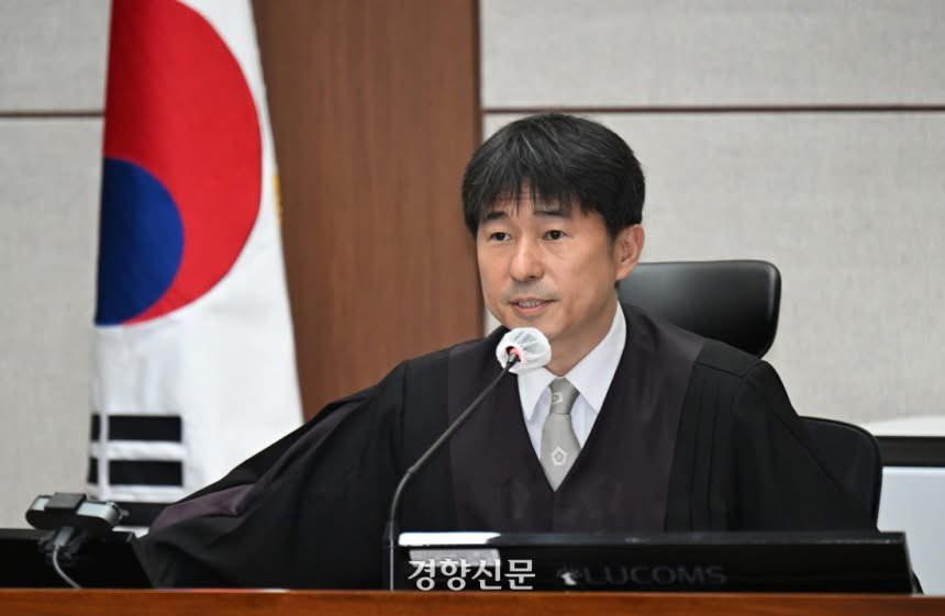 [성명] 지귀연 신상발언, 내란죄 재판 공정성 볼모 삼은 ‘대국민 협박’

- 전례 없는 판사의 법정 내 ‘본인 비위 의혹 해명’, 대법원은 즉시 징계 절차 착수해야 -

윤석열 내란죄 재판을 맡고 있는 지귀연 재판장이 5월 19일 공판 시작에 앞서 법정에서 룸살롱 접대 관련 신상 발언을 남겼다. 자신은