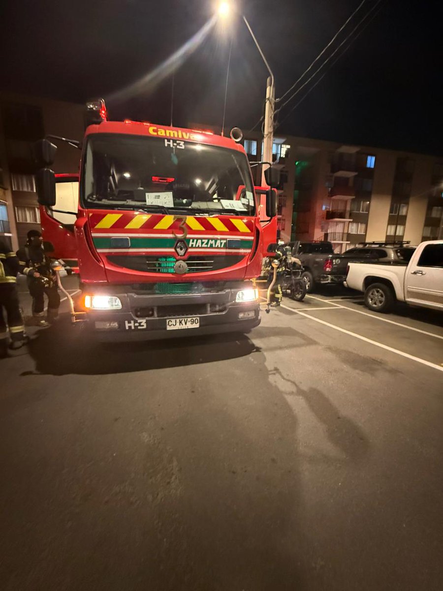 Bomba_Angamos's tweet photo. 22:29hrs el Cuerpo de Bomberos Mejillones despacha unidad H3 en clave 10-6 (fuga de gas) sector condominio los chañares. https://t.co/gw1bGCyGIY