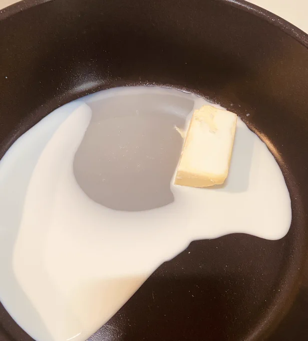 今日は家に誰もいないので、お昼ご飯にバケツいっぱいキャラメルポップコーンを作ります。バターと砂糖と牛乳は目分量。ずっと強火。キャラメルを絡める時にまけてしまいました。