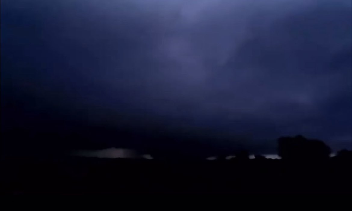 Wx7Zero's tweet photo. HUGE TORNADO ON THE GROUND HEADED TOWARDS PLENVA TAKE COVER NOW #wxtwitter #TornadoEmergency #kswx @MaxVelocityWX https://t.co/CB6aAyOJ3d