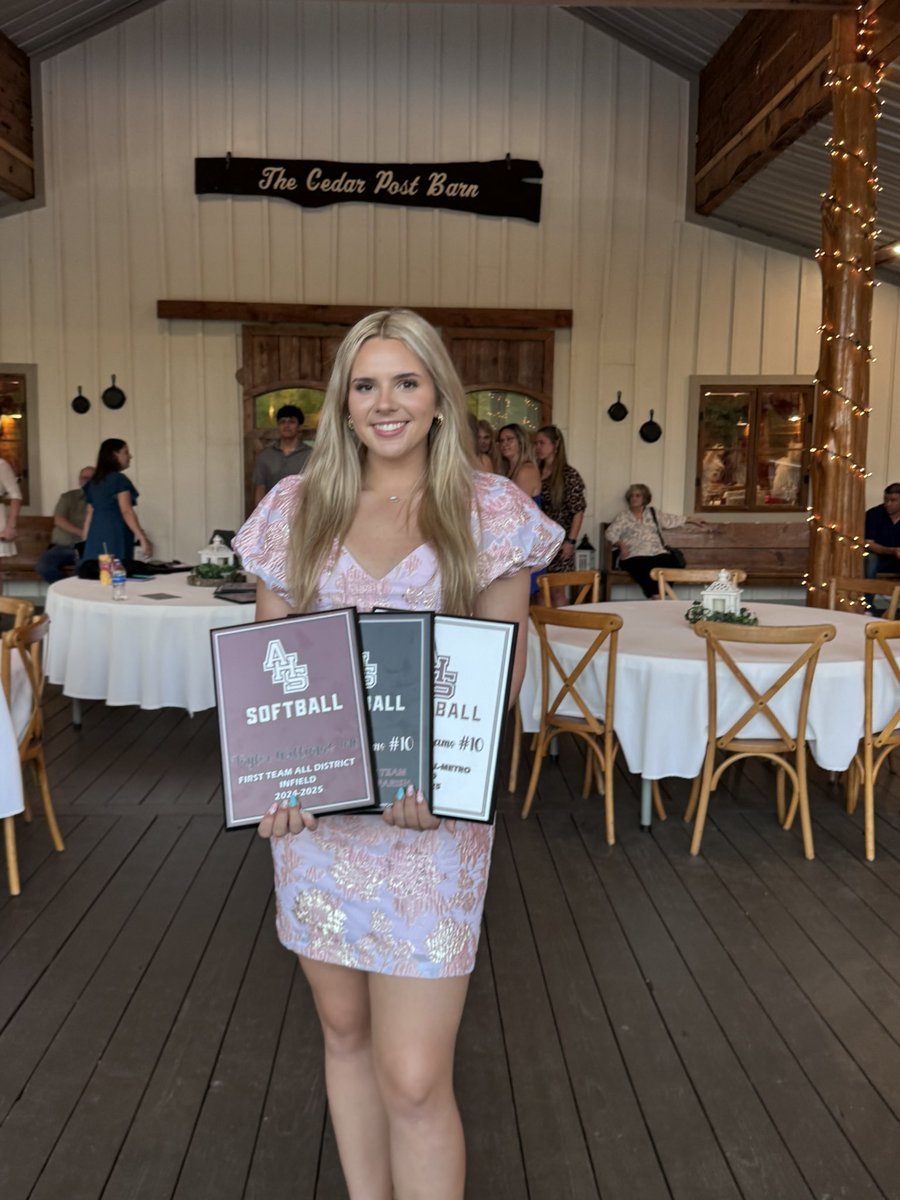 taylorw_06's tweet photo. senior banquet. so sad to be saying goodbye to my girls🩷so blessed to receive awards.Thank you Lord!
1st team metro IF 
1st team parish IF
1st team district IF
AHS overall MVP
AHS offensive MVP
leadership award
Allstate Academic team
@SBRRetweets @LionUpSoftball @Softball_La https://t.co/4L4Pbj1Z0c