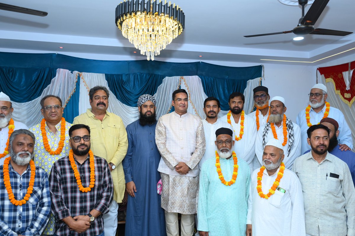 Rikesh_SenBJP's tweet photo. आज हमारे क्षेत्र से हज के लिए जा रहे मुसलमान भाइयों से भेंट कर उन्हें इस पवित्र यात्रा की बधाई दी।
ये सिर्फ एक यात्रा नहीं, बल्कि इमान, एकता और इंसानियत का पैग़ाम है।
#Haj2025 #HajMubarak #InsaniyatZindabad #SevaHiDharm https://t.co/Etx9VOt2La