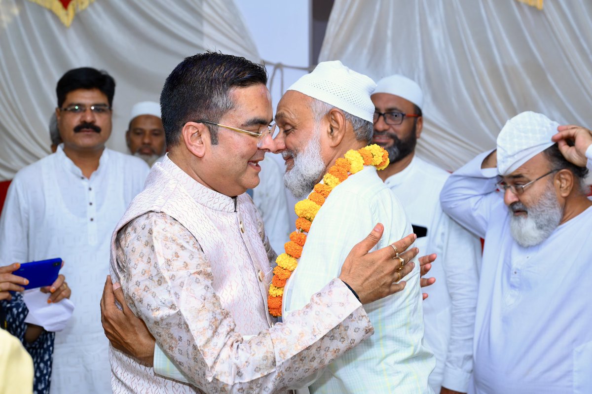 Rikesh_SenBJP's tweet photo. आज हमारे क्षेत्र से हज के लिए जा रहे मुसलमान भाइयों से भेंट कर उन्हें इस पवित्र यात्रा की बधाई दी।
ये सिर्फ एक यात्रा नहीं, बल्कि इमान, एकता और इंसानियत का पैग़ाम है।
#Haj2025 #HajMubarak #InsaniyatZindabad #SevaHiDharm https://t.co/Etx9VOt2La
