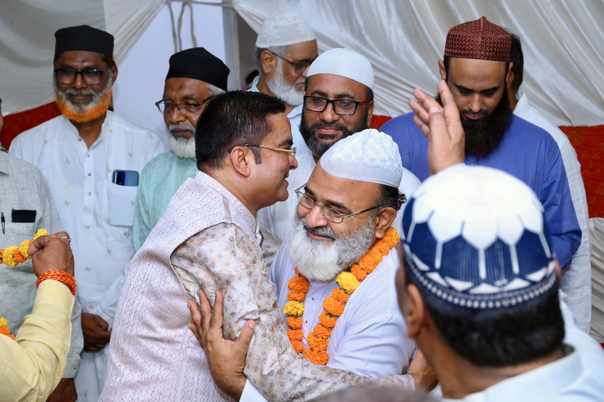 Rikesh_SenBJP's tweet photo. आज हमारे क्षेत्र से हज के लिए जा रहे मुसलमान भाइयों से भेंट कर उन्हें इस पवित्र यात्रा की बधाई दी।
ये सिर्फ एक यात्रा नहीं, बल्कि इमान, एकता और इंसानियत का पैग़ाम है।
#Haj2025 #HajMubarak #InsaniyatZindabad #SevaHiDharm https://t.co/Etx9VOt2La