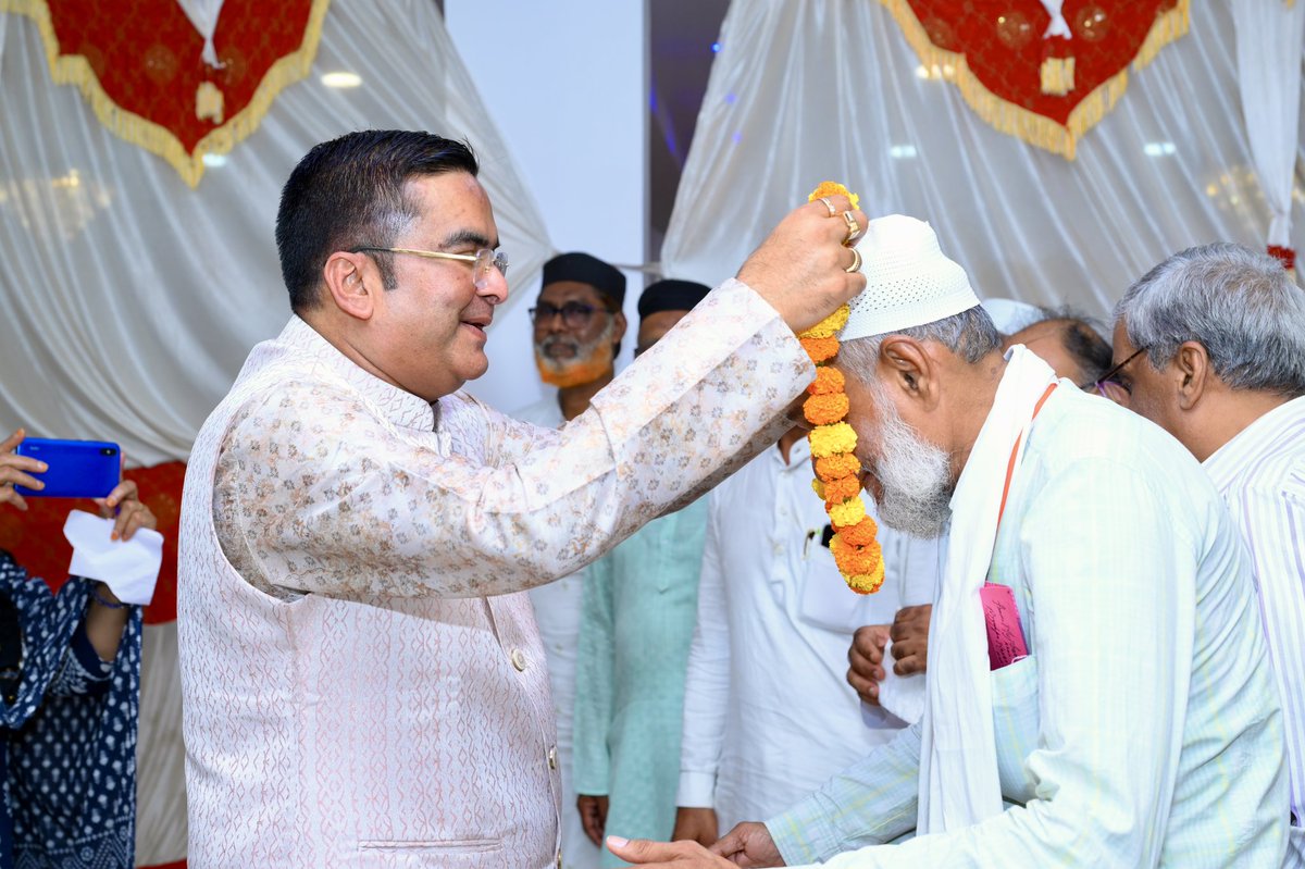 Rikesh_SenBJP's tweet photo. आज हमारे क्षेत्र से हज के लिए जा रहे मुसलमान भाइयों से भेंट कर उन्हें इस पवित्र यात्रा की बधाई दी।
ये सिर्फ एक यात्रा नहीं, बल्कि इमान, एकता और इंसानियत का पैग़ाम है।
#Haj2025 #HajMubarak #InsaniyatZindabad #SevaHiDharm https://t.co/Etx9VOt2La