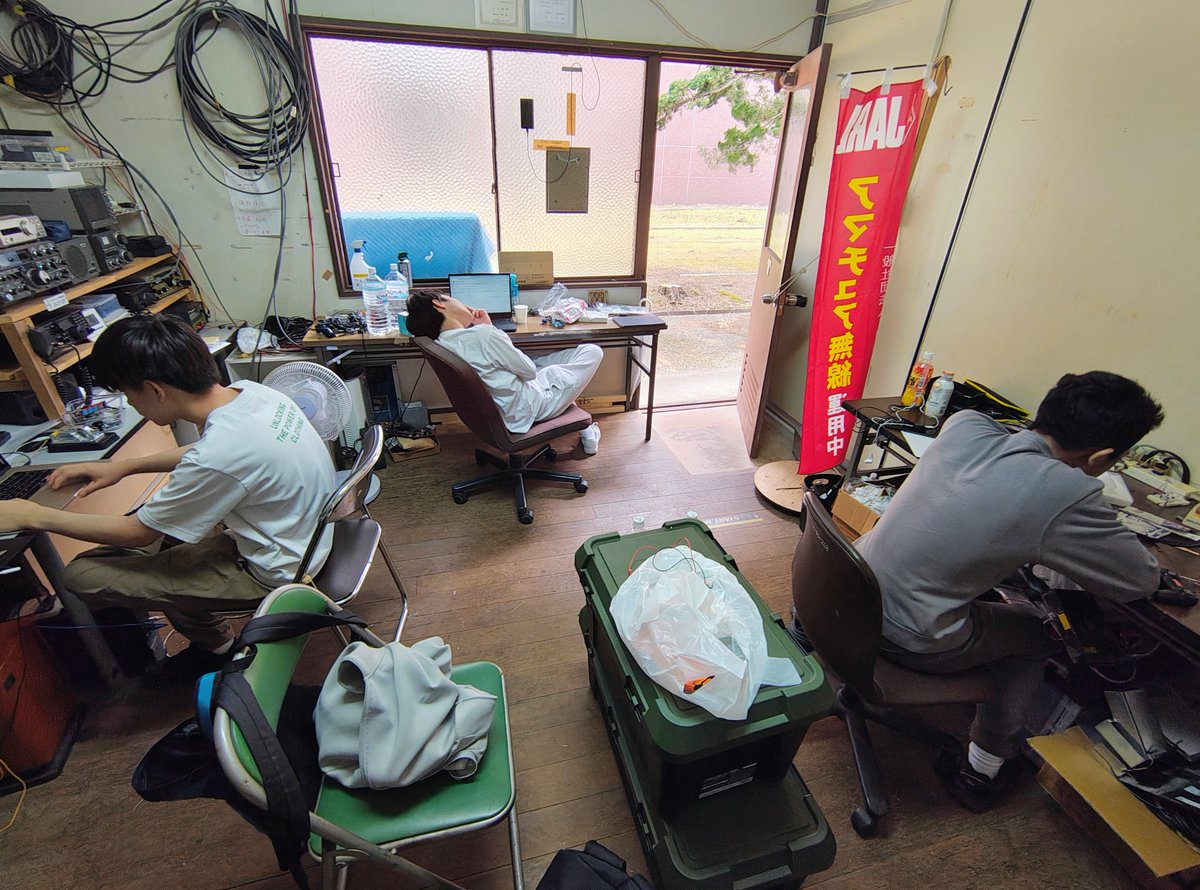 maizuru_kosen's tweet photo. アマチュア無線部は無線交信だけを行っていると思われがちですが、実はモノづくりも積極的に行っています!

最近は1年生が積極的に活動しており、先輩方に助力を貰いながら好きなモノの製作に取り組んだり、勉強に励んでいる様子が伺えます。
 #舞鶴高専 #学生投稿 https://t.co/I0peroafKy