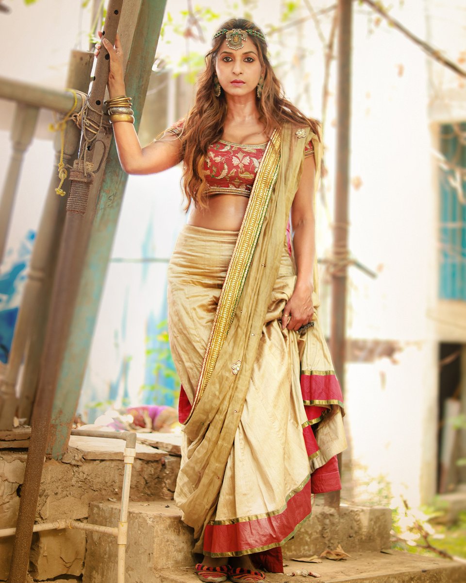 sandhyashetty's tweet photo. Not a princess waiting for a story 👑📖 She is the plot twist 🔥💫
#sandhyashetty #nofear #actorlife #actor #hindicinema #worldcinema #travel #sareestyle #plottwistqueen #notyourprincess #boldandbeautiful #desidiva https://t.co/UYiYPRcTjq