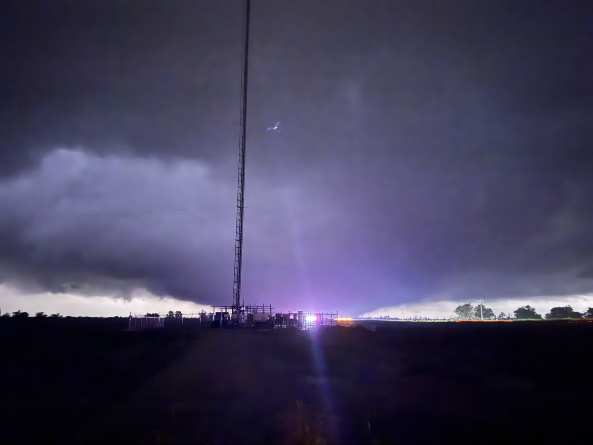 WickyDubs2's tweet image. Unbelievable sites. A very loud roar can be heard with the wedge tornado in Kansas. I’m shaking.