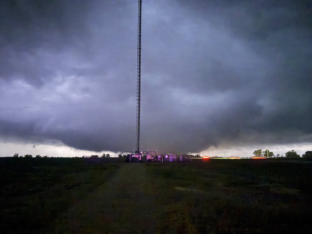 WickyDubs2's tweet image. Unbelievable sites. A very loud roar can be heard with the wedge tornado in Kansas. I’m shaking.