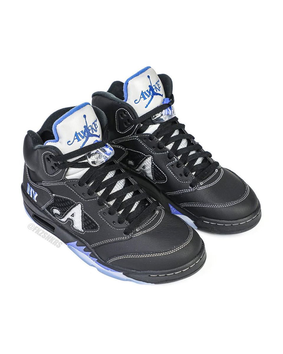 JustFreshKicks's tweet photo. DETAILED LOOK: Awake NY x Air Jordan 5 "Black/Racer Blue" 🖤💙

🗓️ August 30th https://t.co/LFvscq3T98