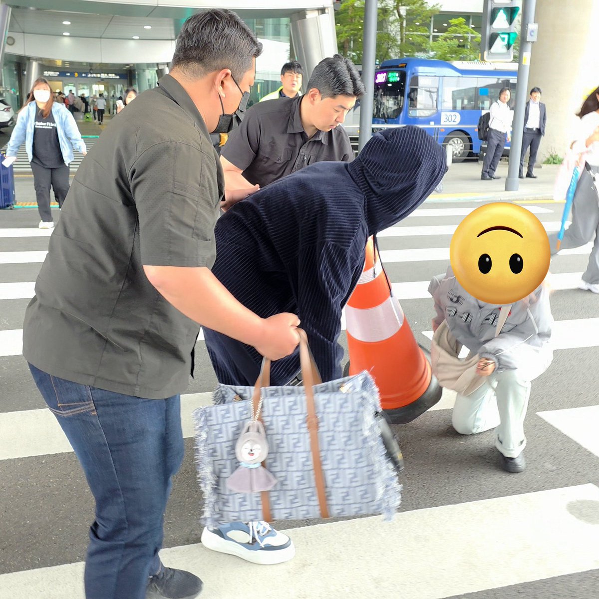 Bang Chan stopped to help someone who tripped and fell… he’s always so caring and thoughtful. He truly has one of the kindest, most compassionate souls ever 🥺