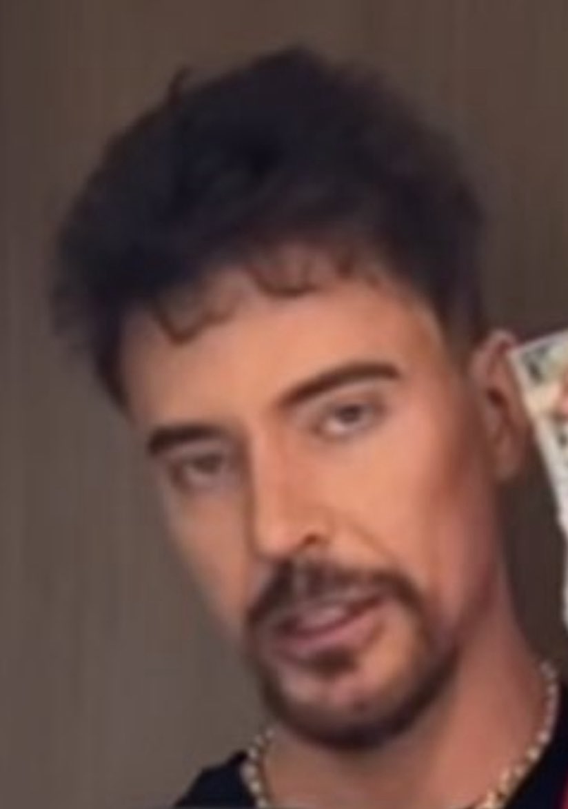 girldrawsghosts's tweet image. Oh i see why he does the smile thing