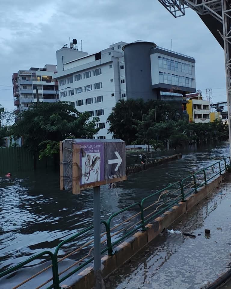 youdle's tweet photo. #Bengaluru turns into #GreaterBangalore a couple of days ago! The vision of #dkshivakumar turns into reality last night! Traffic jams, water logging, submerging vehicles... 
#BengaluruRains #BangaloreRains 
@Shehzad_Ind please take this up at the national level! https://t.co/G2HVB7JsdU