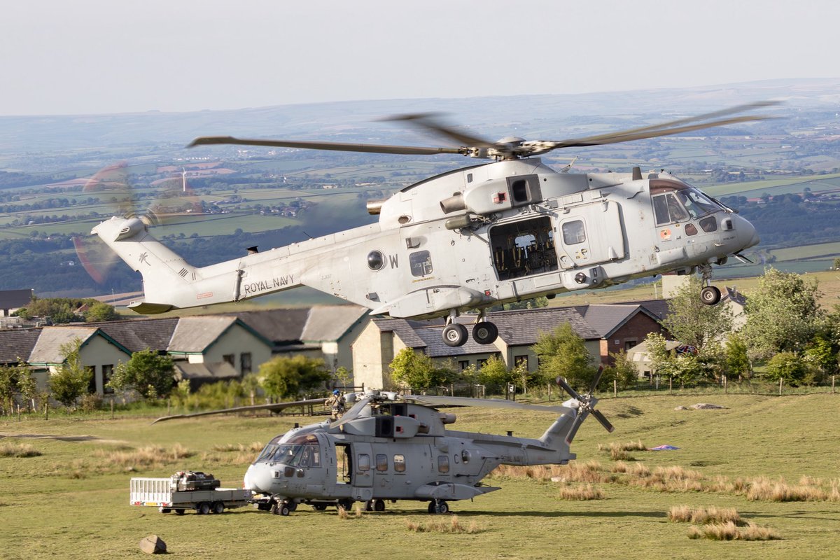 Whilst the aircrew from <a href="/RNASYeovilton/">RNAS Yeovilton</a> based <a href="/846NAS/">846 Naval Air Squadron</a> reposition ZJ137/W after a busy day of tasking at #TenTors25 the engineers are busy working on ZJ119/C on <a href="/dartmoornpa/">Dartmoor National Park</a> 

#MerlinMonday #AW101 #EH101 #Okehampton #Dartmoor #TenTors