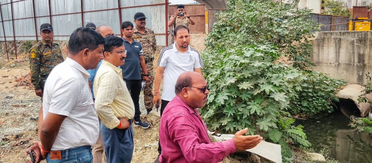 DrMangleshBJP's tweet image. आज प्रातः 9:00 बजे नगर निगम की बरसात पूर्व तैयारियों के अंतर्गत @MCGorakhpur जी के साथ शहर के विभिन्न क्षेत्रों का संयुक्त निरीक्षण किया तथा आवश्यक दिशा-निर्देश दिए।@NagarNigamGkp बरसात पूर्व नालों की सफाई को प्राथमिकता देते हुए शहर को जलभराव मुक्त बनाने हेतु प्रतिबद्ध है।