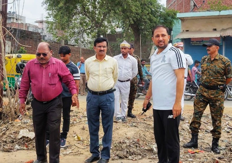 DrMangleshBJP's tweet image. आज प्रातः 9:00 बजे नगर निगम की बरसात पूर्व तैयारियों के अंतर्गत @MCGorakhpur जी के साथ शहर के विभिन्न क्षेत्रों का संयुक्त निरीक्षण किया तथा आवश्यक दिशा-निर्देश दिए।@NagarNigamGkp बरसात पूर्व नालों की सफाई को प्राथमिकता देते हुए शहर को जलभराव मुक्त बनाने हेतु प्रतिबद्ध है।