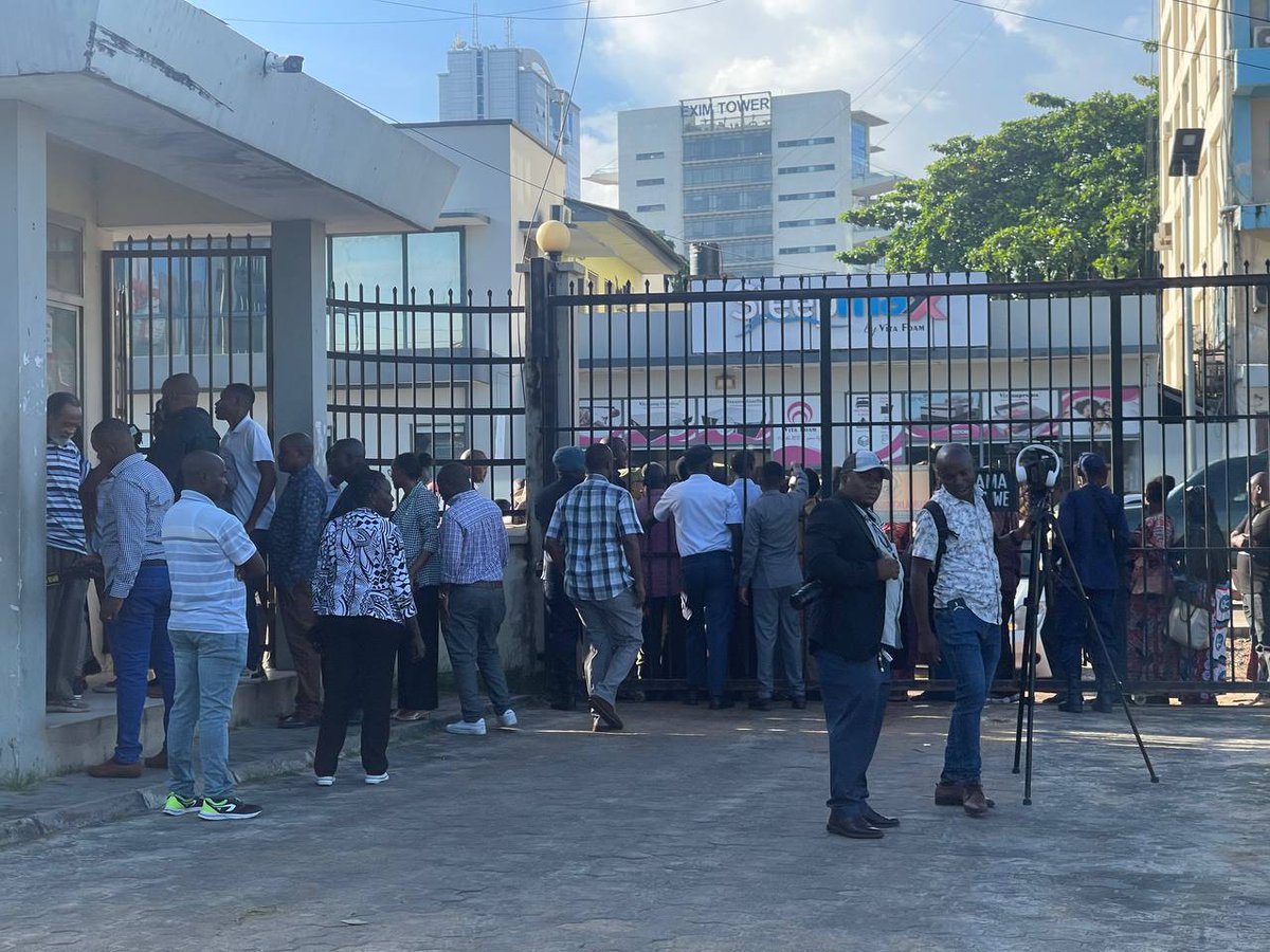 TheChanzo's tweet photo. Utaratibu ni kuingia kwa foleni kesi ya Lissu, utaratibu unaendelea vizuri mpaka sasa Mahakamani Kisutu. https://t.co/MRlweocATd