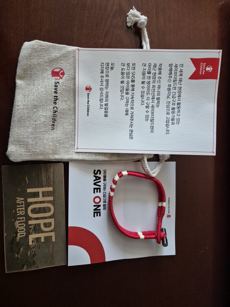 YIanjella61103's tweet image. 태형이 덕분에 세이브더칠드런을 알게 되었네요
마침 어린이날을 기념하며 그 뜻을 기리기위해 2번에 걸쳐 각각 후원을 시작했어요
긴급구호팔찌 오늘 받았어요
#세이브더칠드런 #긴급구호팔찌 #SAVEONE